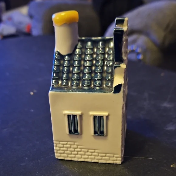 KLM Delft Ceramic Dutch House Figurine - White and Blue Collectabke # 76 - Picture 4 of 9